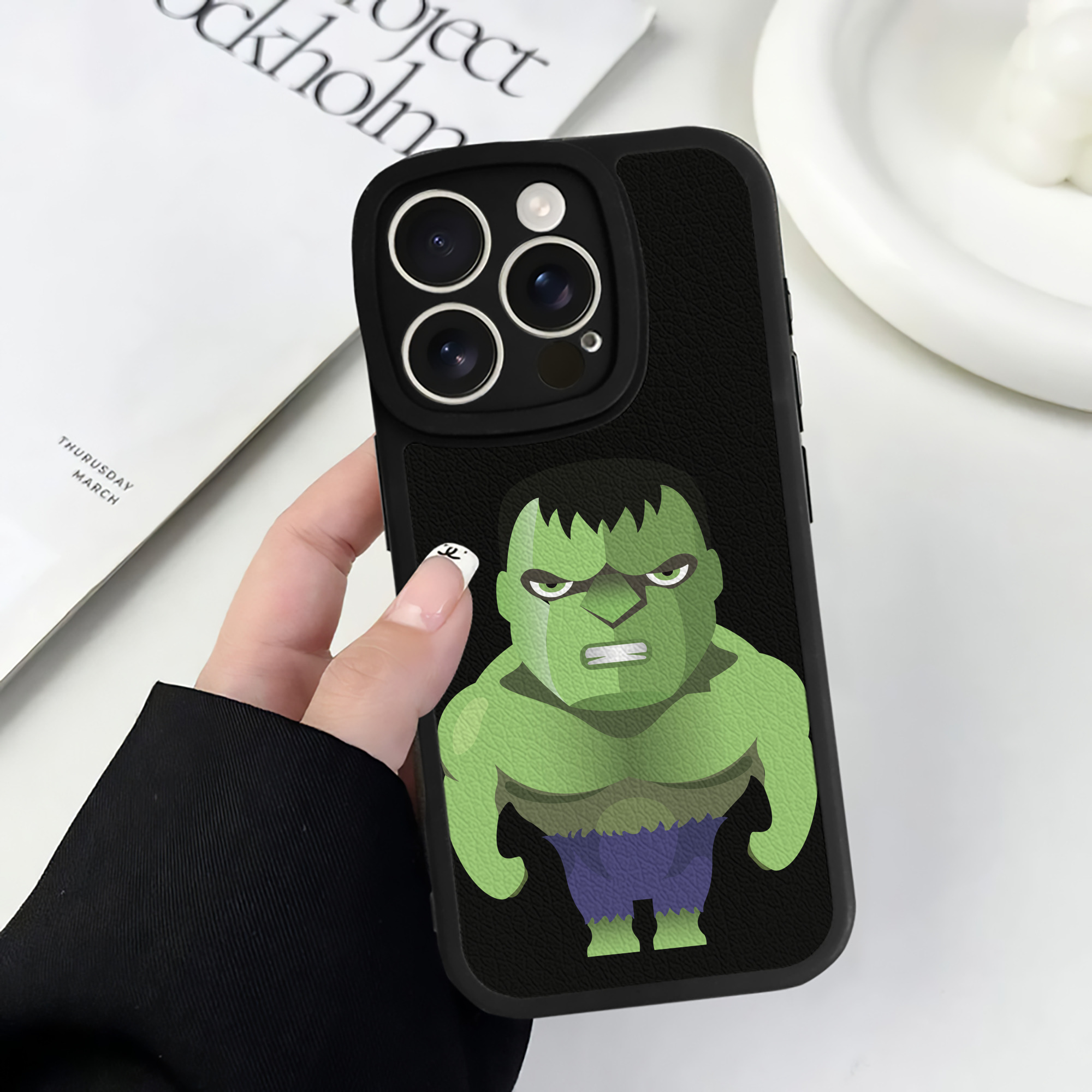 （画像用） アベンジャーズ The Avengers 【iPhone 16シリーズ対応】シリコンスマホケース（レザー調） 材質：シリコン
